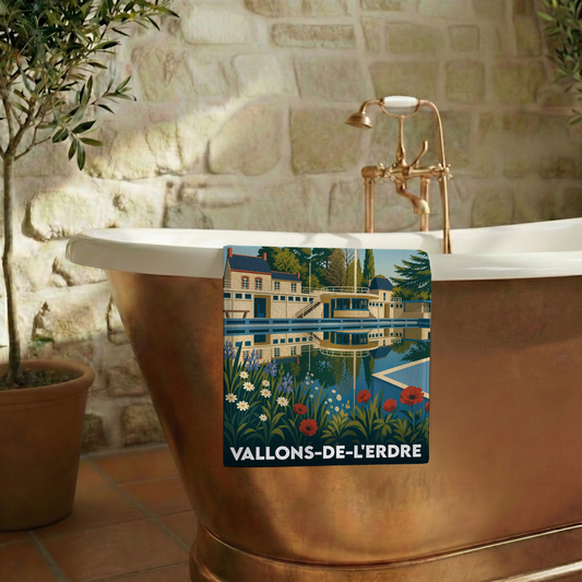 Serviette de bain souvenir de Vallons-de-l'Erdre avec une illustration stylisée d'un paysage au bord de l'eau.