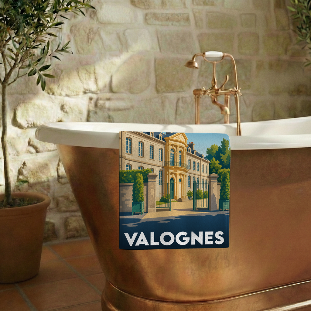 Serviette de bain souvenir de la ville de Valognes avec une illustration stylisée.
