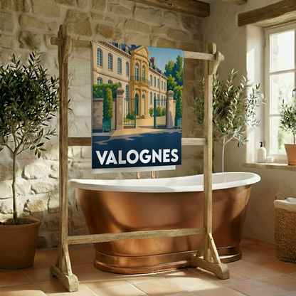 Serviette de bain souvenir de la ville de Valognes avec une illustration stylisée d'un hôtel particulier normand.