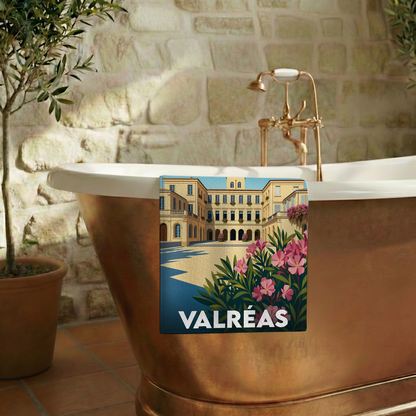 Serviette de bain souvenir de la ville de Valréas avec une illustration stylisée.