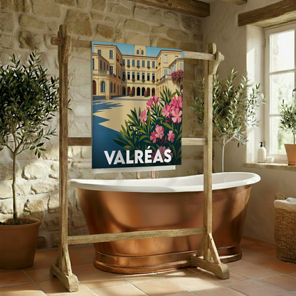 Serviette de bain souvenir de la ville de Valréas avec une illustration stylisée d'un palais provençal fleuri.