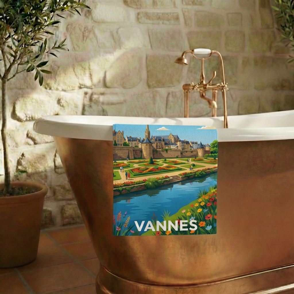 Serviette de bain souvenir de la ville de Vannes avec une illustration stylisée de ses remparts et jardins.