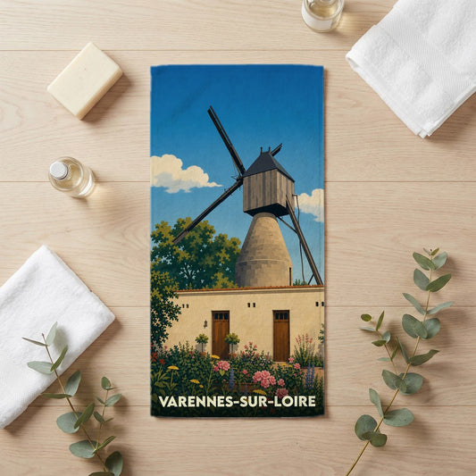 Serviette de bain souvenir de Varennes-sur-Loire avec l'illustration d'un moulin traditionnel.