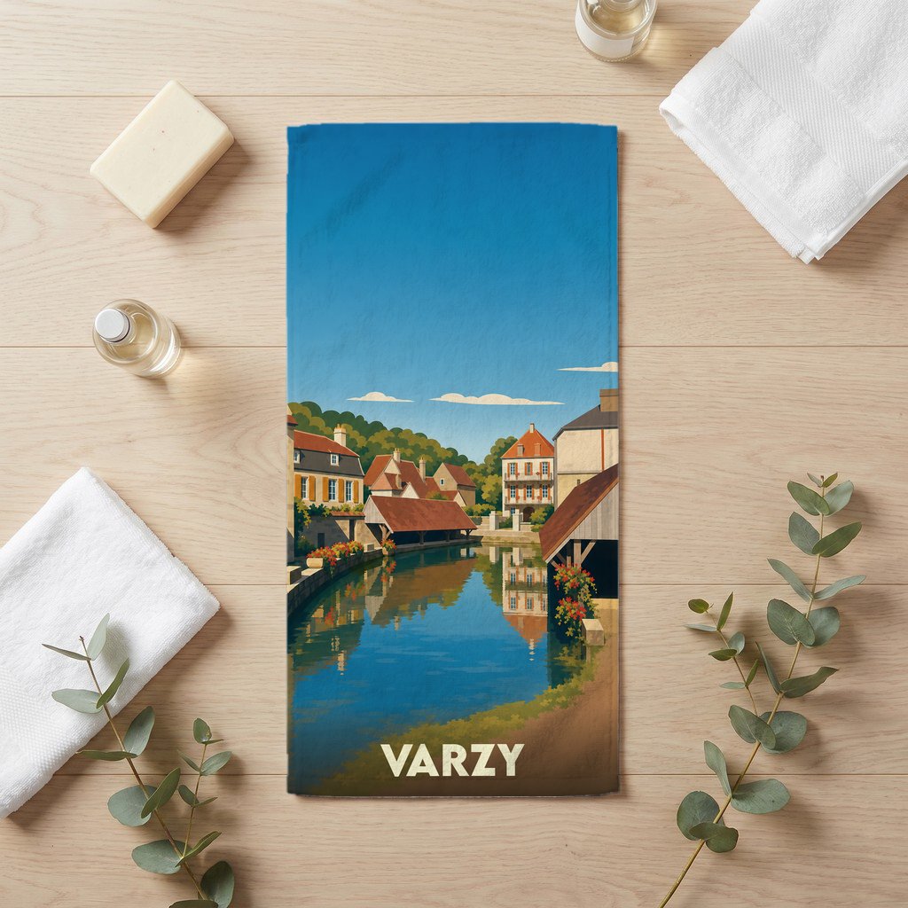 Serviette de bain souvenir de la ville de Varzy avec une illustration stylisée d'un canal bordé de maisons.