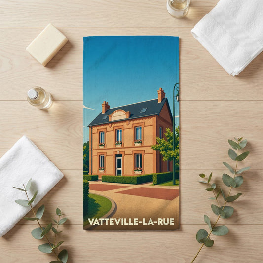 Serviette de bain souvenir de la ville de Vatteville-la-Rue avec une illustration stylisée d'une maison traditionnelle.