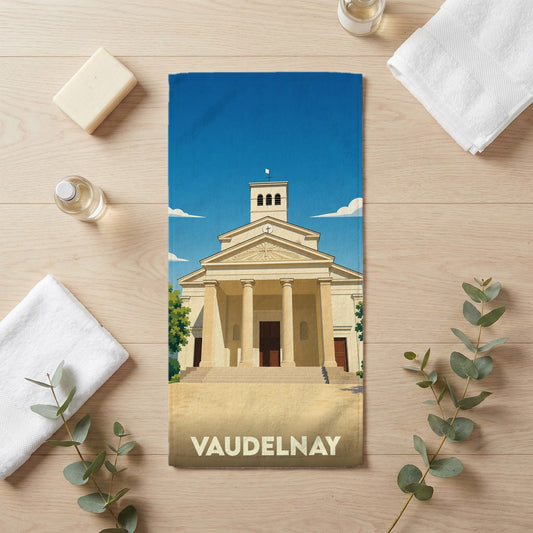 Serviette de bain souvenir de la ville de Vaudelnay avec une illustration stylisée de son église.