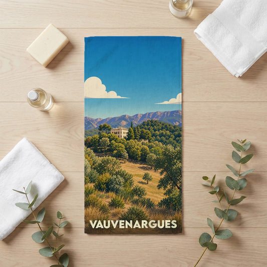 Serviette de bain souvenir de la ville de Vauvenargues avec une illustration stylisée de son paysage provençal.