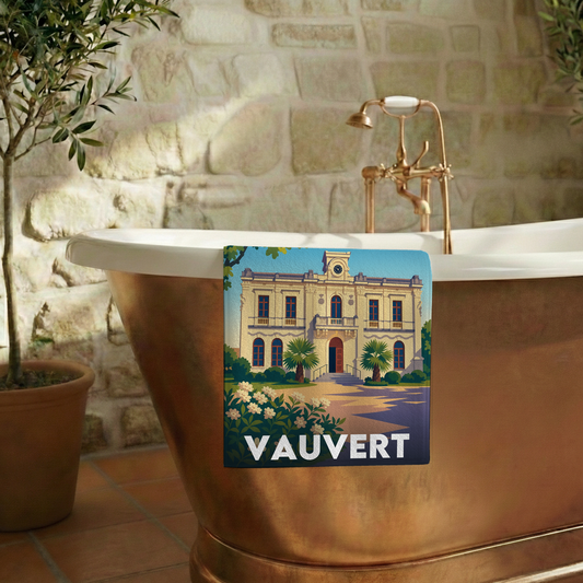 Serviette de bain souvenir de la ville de Vauvert avec une illustration stylisée.