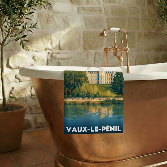 Serviette de bain souvenir de la ville de Vaux-le-Pénil avec une illustration stylisée.
