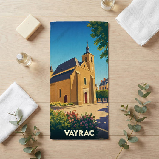 Serviette de bain souvenir de la ville de Vayrac avec une illustration stylisée d'une église sous un ciel bleu.