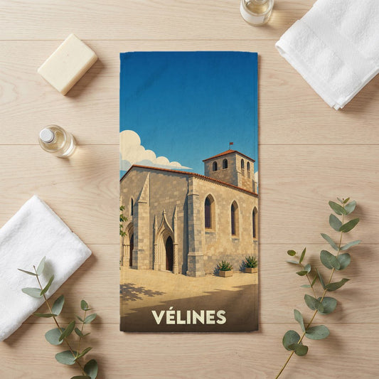 Serviette de bain souvenir de la ville de Vélines avec une illustration stylisée de son église.