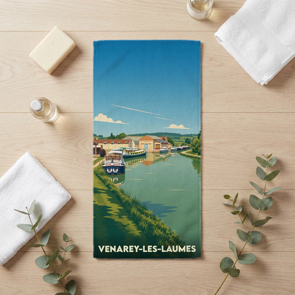 Serviette de bain souvenir de la ville de Venarey-les-Laumes avec une illustration stylisée de son canal.