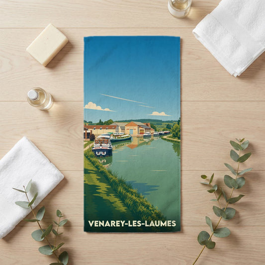 Serviette de bain souvenir de la ville de Venarey-les-Laumes avec une illustration stylisée de son canal.