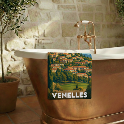 Serviette de bain souvenir de la ville de Venelles avec une illustration stylisée de son paysage vallonné.