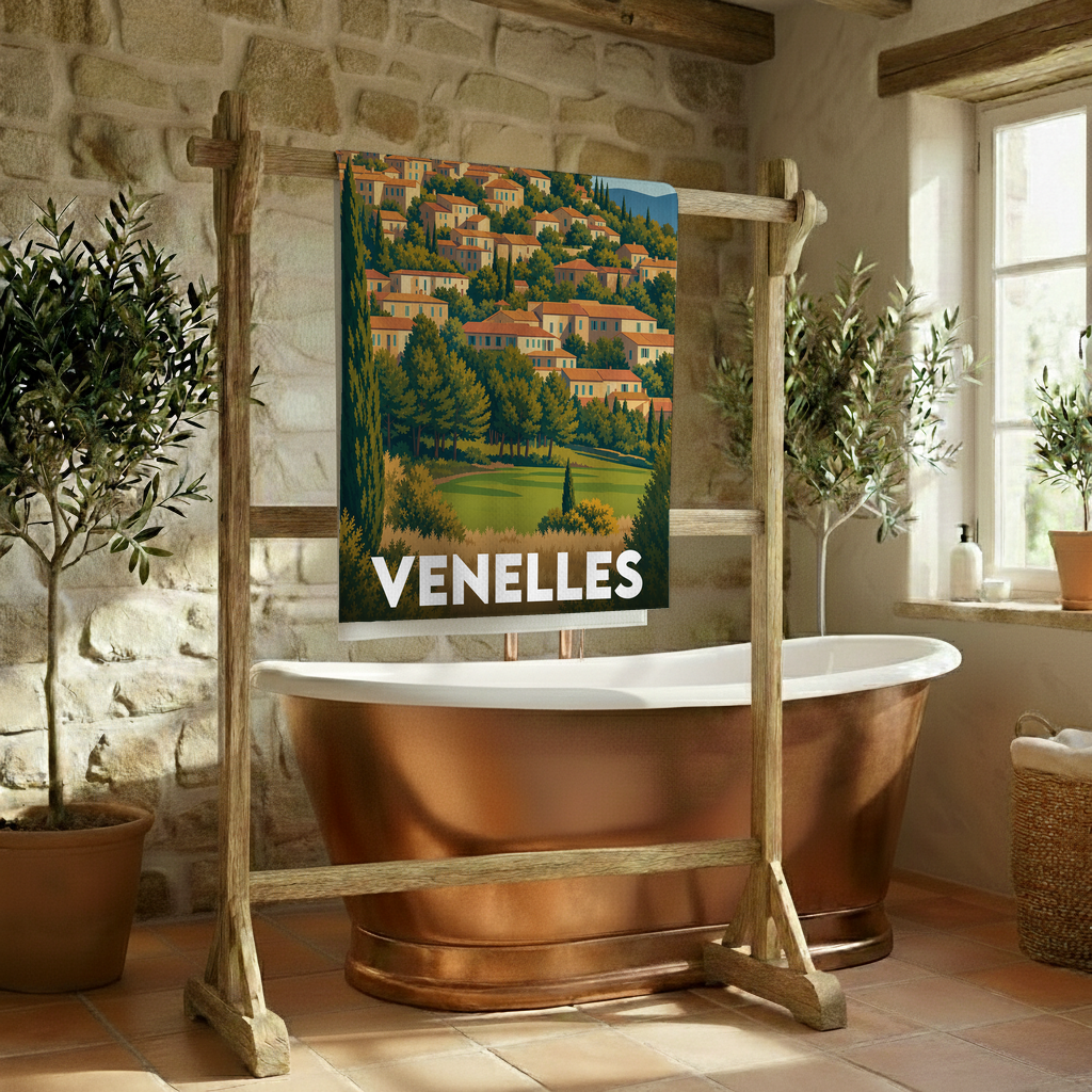 Serviette de bain souvenir de la ville de Venelles illustrée par un paysage provençal stylisé.