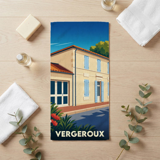 Serviette de bain souvenir de la ville de Vergeroux avec une illustration stylisée d'une maison aux volets bleus.