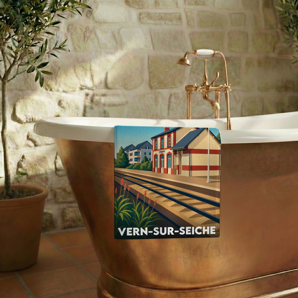 Serviette de bain souvenir de Vern-sur-Seiche illustrée d'un dessin stylisé de sa gare ferroviaire.