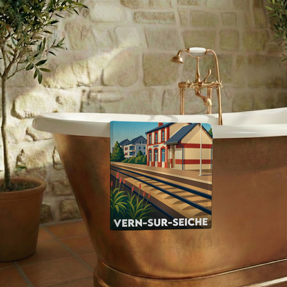 Serviette de bain souvenir de Vern-sur-Seiche illustrée d'un dessin stylisé de sa gare ferroviaire.