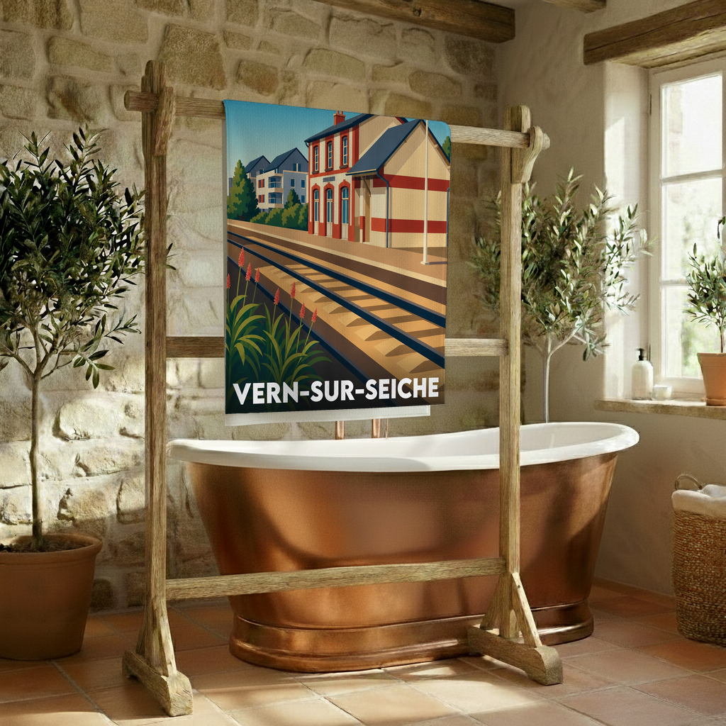 Serviette de bain souvenir de la ville de Vern-sur-Seiche avec une illustration stylisée de sa gare ferroviaire.