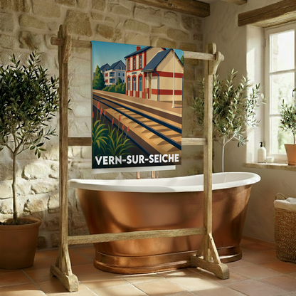Serviette de bain souvenir de la ville de Vern-sur-Seiche avec une illustration stylisée de sa gare ferroviaire.