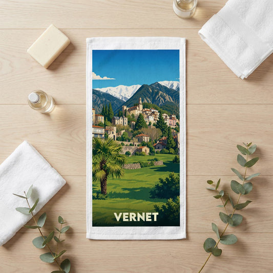 Serviette de bain souvenir de la ville de Vernet avec une illustration de paysage de montagne stylisée.
