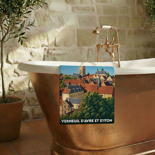 Serviette de bain souvenir de la ville de Verneuil d’Avre et d’Iton avec une illustration stylisée.