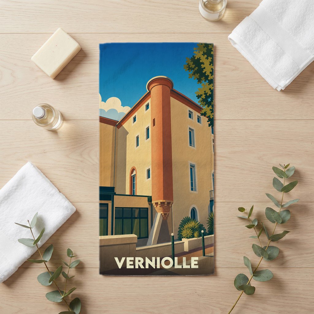 Serviette de bain souvenir de la ville de Verniolle avec une illustration stylisée d'un bâtiment historique.