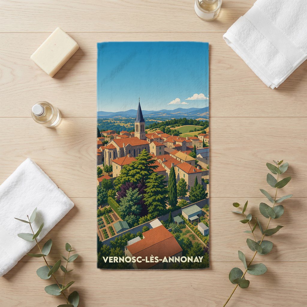 Serviette de bain souvenir de Vernosc-lès-Annonay avec une illustration panoramique stylisée de la ville.