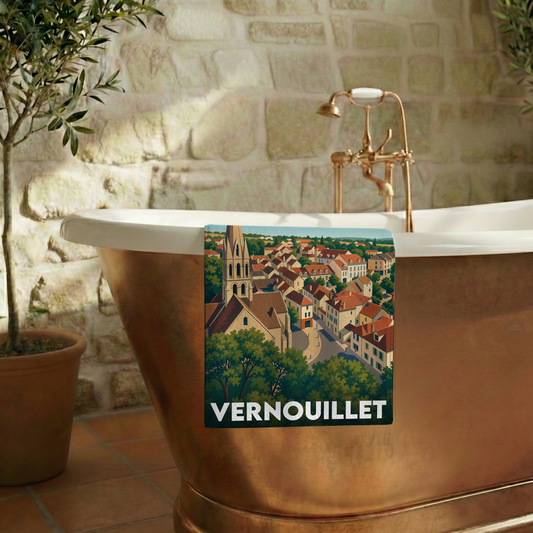 Serviette de bain souvenir de la ville de Vernouillet avec une illustration stylisée.