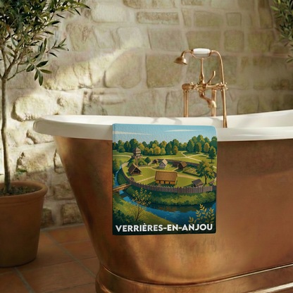Serviette de bain souvenir de la ville de Verrières-en-Anjou illustrée d'un village médiéval stylisé.