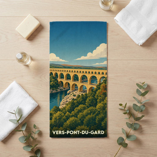 Serviette de bain souvenir de Vers-Pont-du-Gard illustrant le célèbre aqueduc romain.