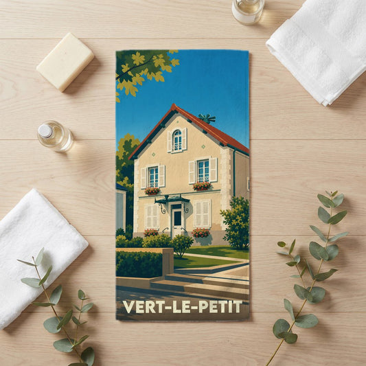 Serviette de bain souvenir de la ville de Vert-le-Petit avec une illustration stylisée d'une maison.