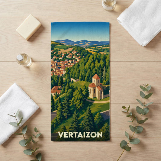 Serviette de bain souvenir de la ville de Vertaizon avec une illustration stylisée de son paysage et de son église.
