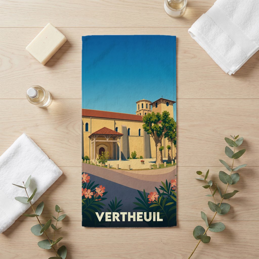 Serviette de bain souvenir de la ville de Vertheuil avec une illustration stylisée de son abbaye.