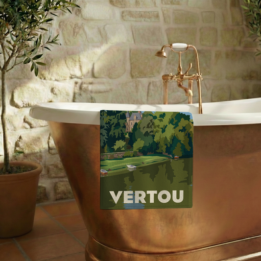 Serviette de bain souvenir de la ville de Vertou avec une illustration stylisée.