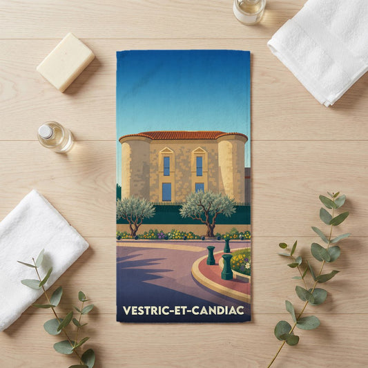 Serviette de bain souvenir de la ville de Vestric-et-Candiac avec une illustration stylisée de son château.