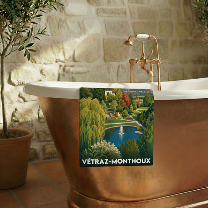 Serviette de bain souvenir de la ville de Vétraz-Monthoux avec une illustration stylisée d'un parc paysager.