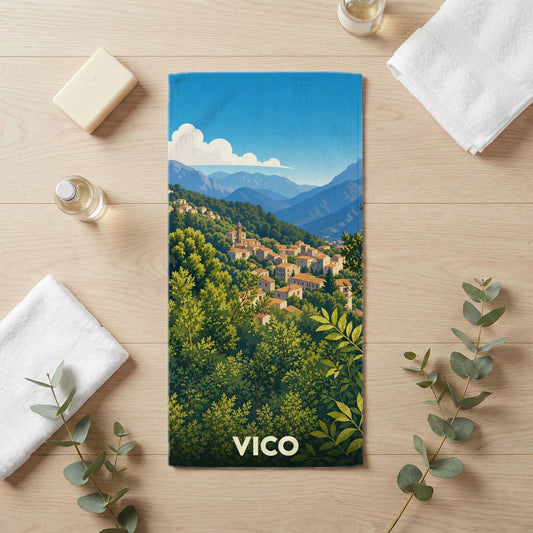 Serviette de bain souvenir de la ville de Vico avec une illustration de paysage montagneux.