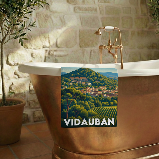 Serviette de bain souvenir de la ville de Vidauban avec une illustration stylisée.