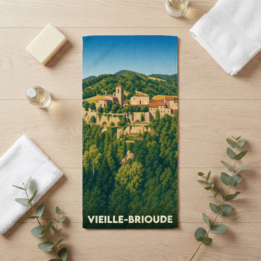 Serviette de bain souvenir de la ville de Vieille-Brioude avec une illustration de son paysage vallonné.