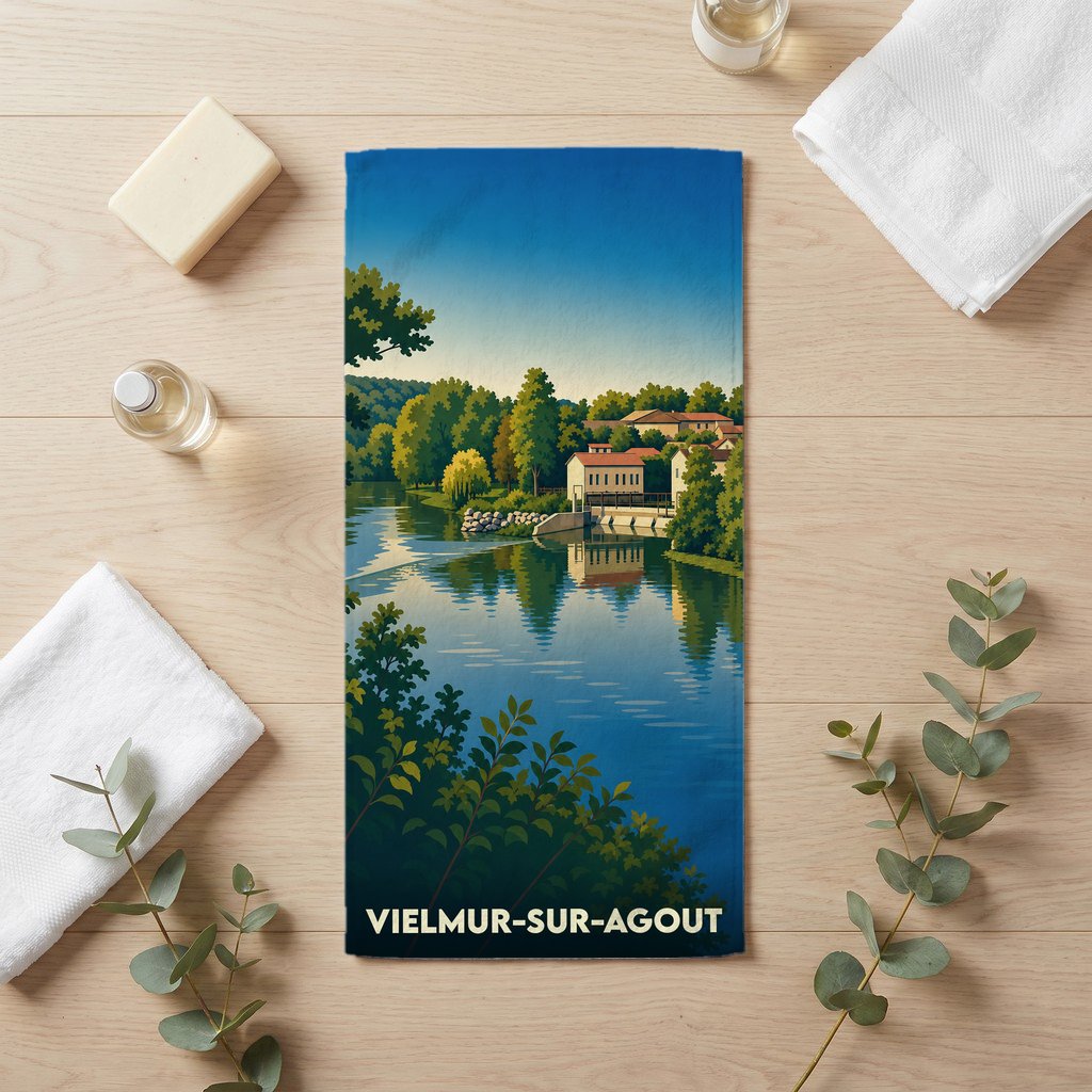 Serviette de bain souvenir de la ville de Vielmur-sur-Agout avec une illustration stylisée d'un paysage fluvial.