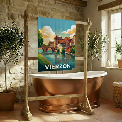 Serviette de bain souvenir de la ville de Vierzon avec une illustration stylisée de son paysage urbain au bord de l'eau.