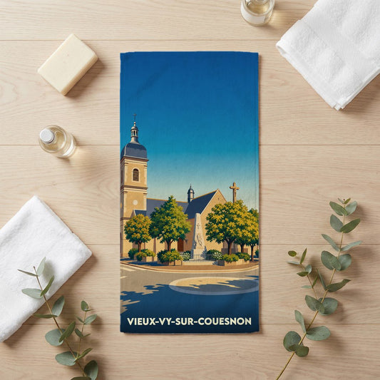 Serviette de bain souvenir de la ville de Vieux-Vy-sur-Couesnon avec une illustration stylisée d'une église sous un ciel bleu.