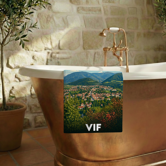 Serviette de bain souvenir de la ville de Vif avec une illustration stylisée.
