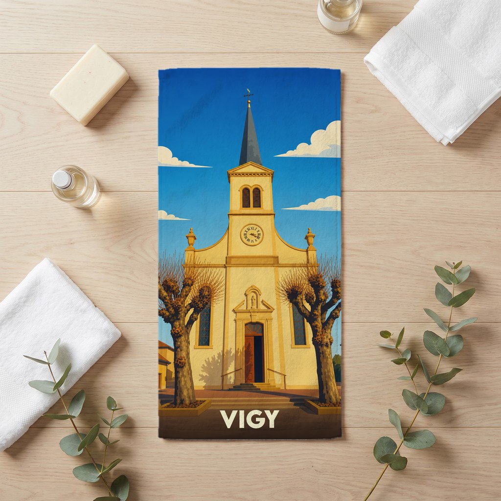 Serviette de bain souvenir de la ville de Vigy avec une illustration stylisée de son église.