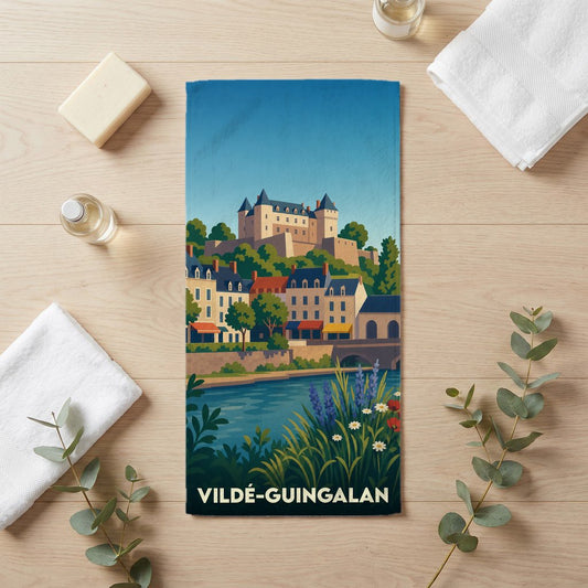Serviette de bain souvenir de la ville de Vildé-Guingalan avec une illustration stylisée de son paysage urbain et de son château.