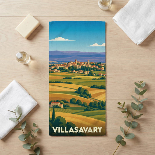 Serviette de bain souvenir de la ville de Villasavary avec une illustration stylisée de paysages vallonnés.