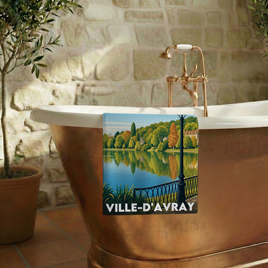 Serviette de bain souvenir de la ville de Ville-d'Avray avec une illustration stylisée d'un étang bordé d'arbres.