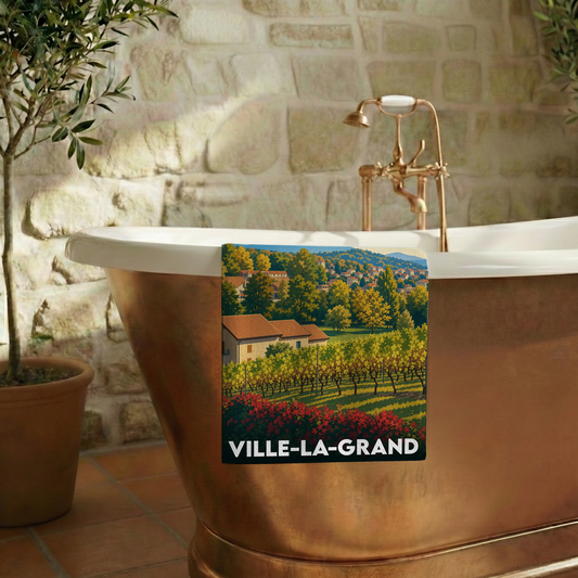 Serviette de bain souvenir de Ville-la-Grand avec une illustration paysagère stylisée.