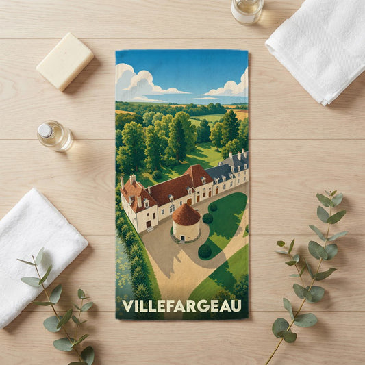 Serviette de bain souvenir de la ville de Villefargeau avec une illustration stylisée d'un domaine historique.